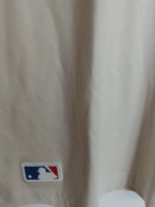 T-shirt nova com etiqueta New Era