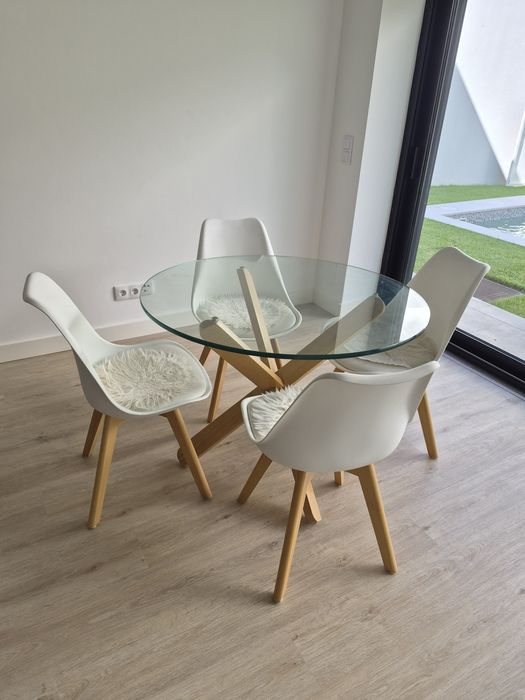 Mesa de madeira com tampo de vidro + 4 cadeiras
