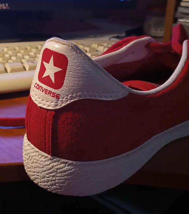 Кроссовки Converse красные, новые, оригинал. Верх - натуральная замша.