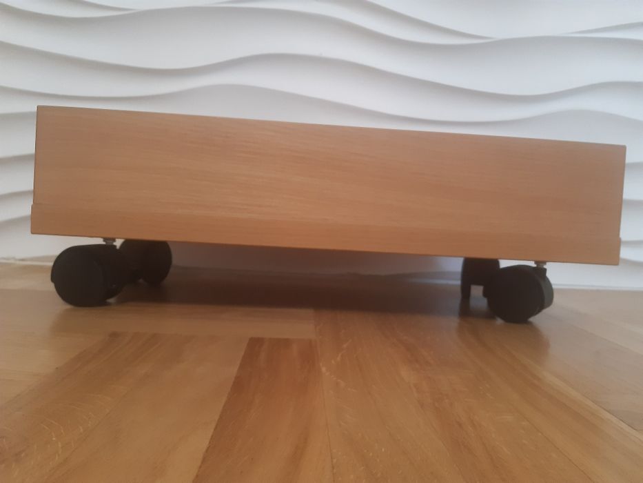 Podstawka pod komputer z kółeczkami
