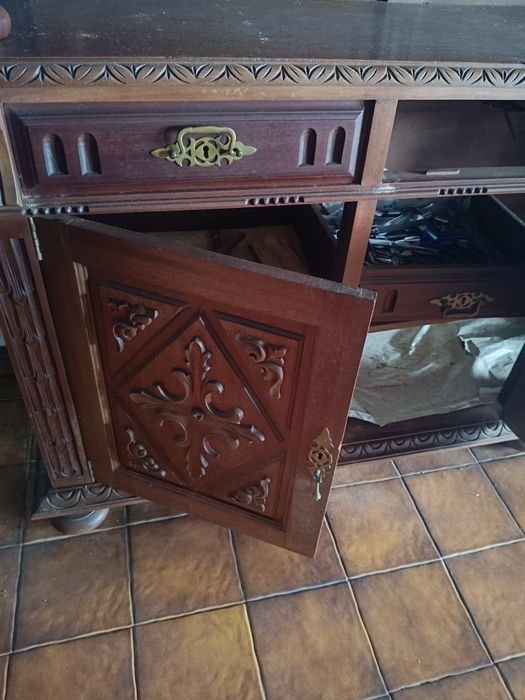 Cristaleira em madeira trabalhada