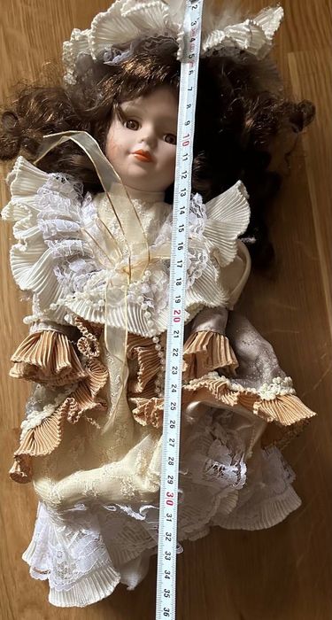 Порцелянова кукла дама з шапочкою