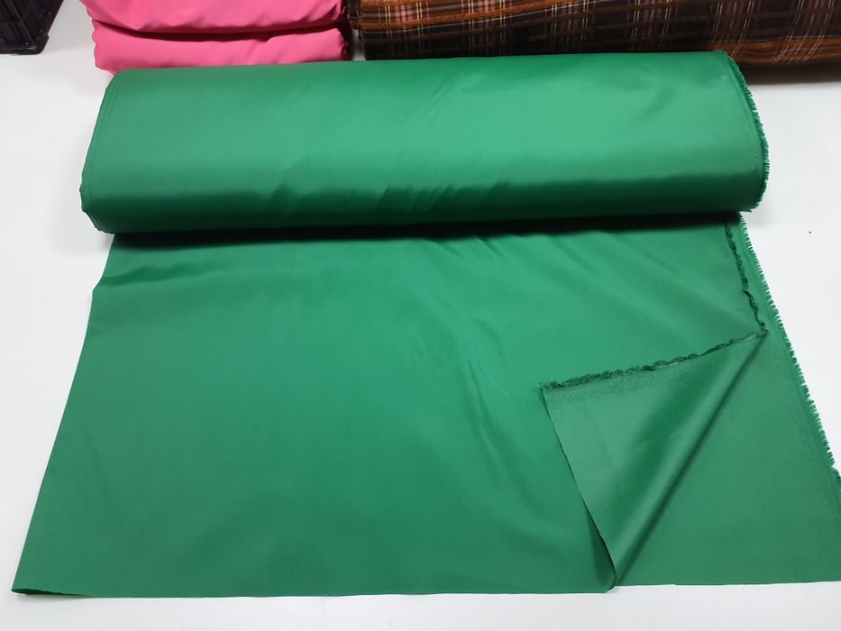Tkanina zielona nieprzemakalna szer.150 cm.