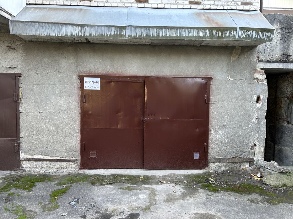 Гараж в житловому будинку по вул. У. Самчука 32 ( старий парк)