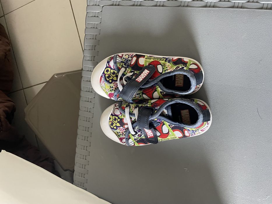 Varios sapatos de bebé