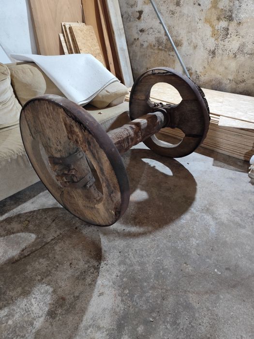 Rodas e eixo de carro de bois