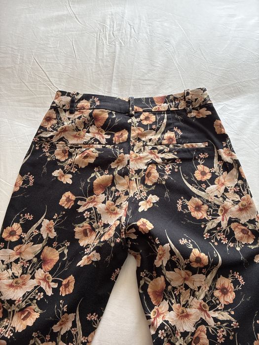 Calças H&M pretas com flores