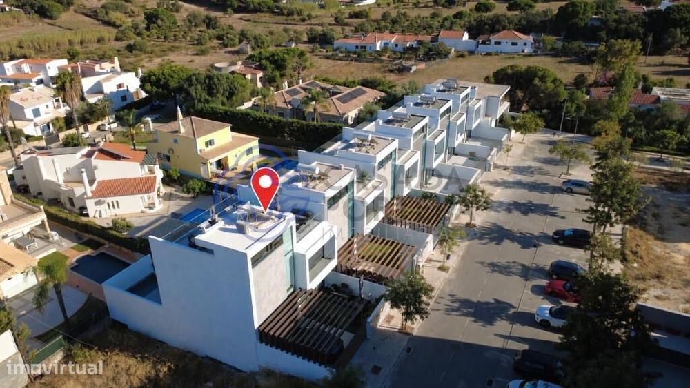 Moradia T3 com piscina, cinema privado e rooftop com jacuzzi nas Gambe