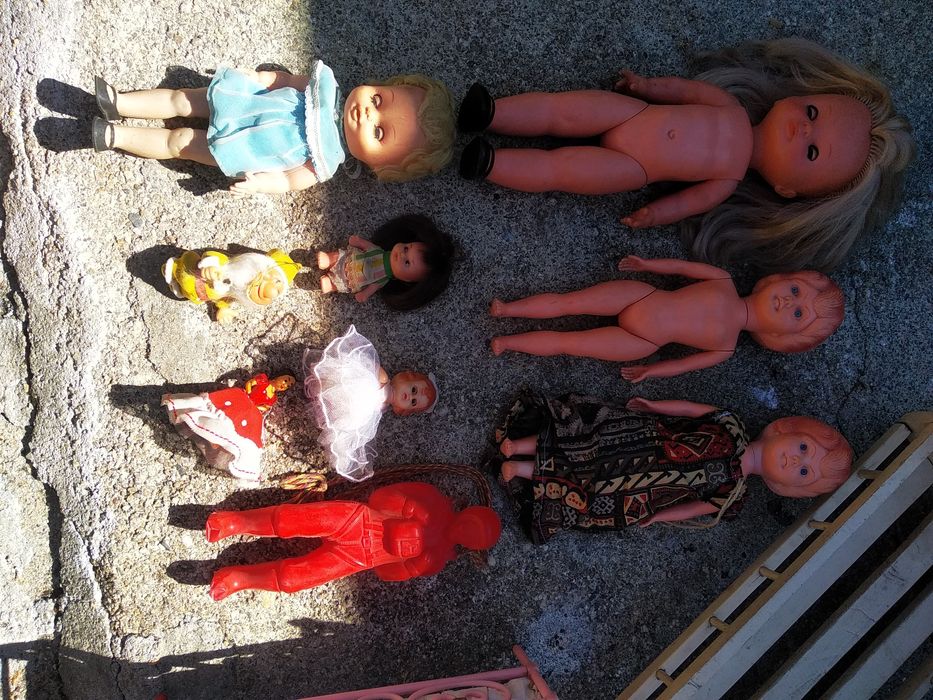Bonecas, boneco antigos e duas camas antigas