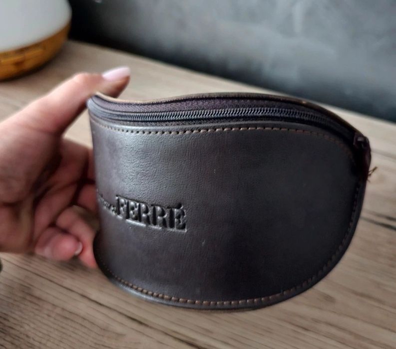 Brązowe etui na okulary Gianfranco Ferré