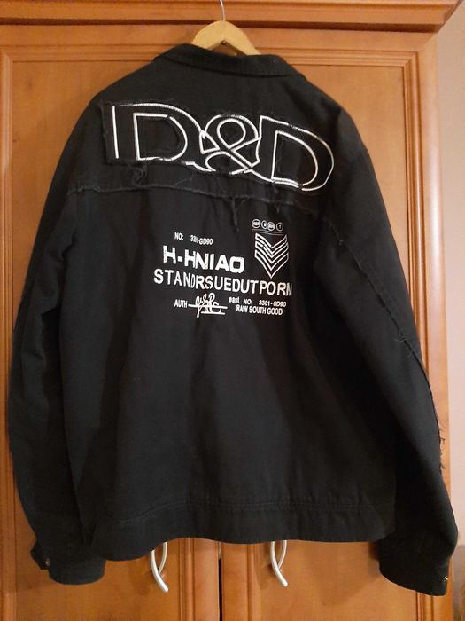 Czarna męska kurtka z napisami