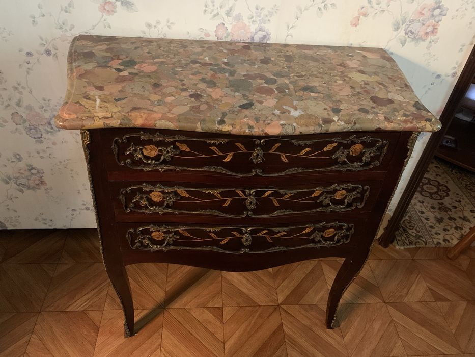 Comoda antiga com tampo em pedra