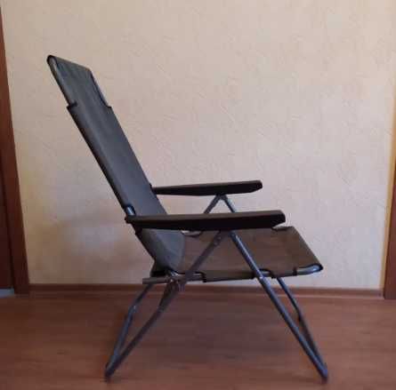 Зручний шезлонг для відпочинку на пікніку