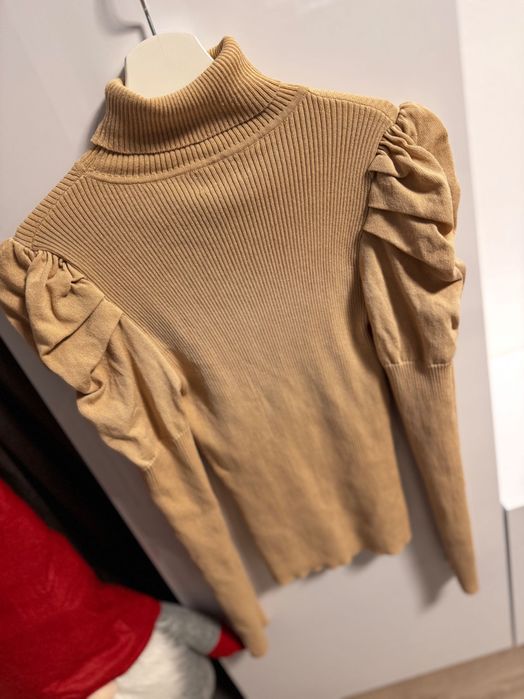 Golfik beżowy z długim rękawem i bufkami River Island rozm. M