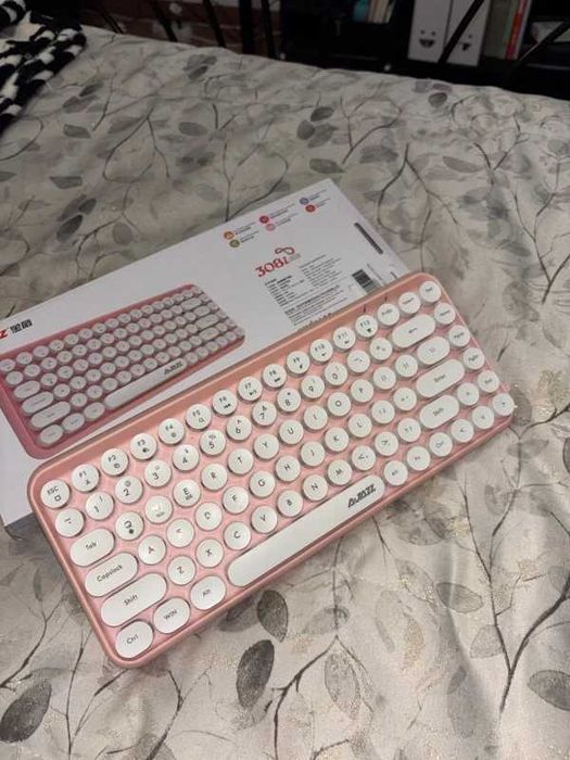 Teclado cor-de-rosa com teclas amortecidas