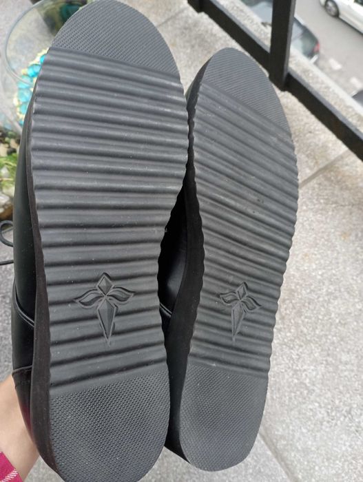 Eleganckie damskie czarne buty na platformie – nowe 40