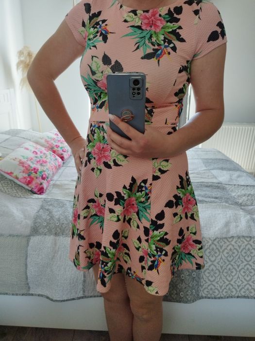 Sukienka rozmiar M Breshka