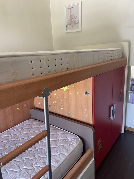 Quarto de criança com cama, secretaria e prateleira