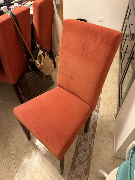 Mesa sala com 6 vadeiras e aparador.