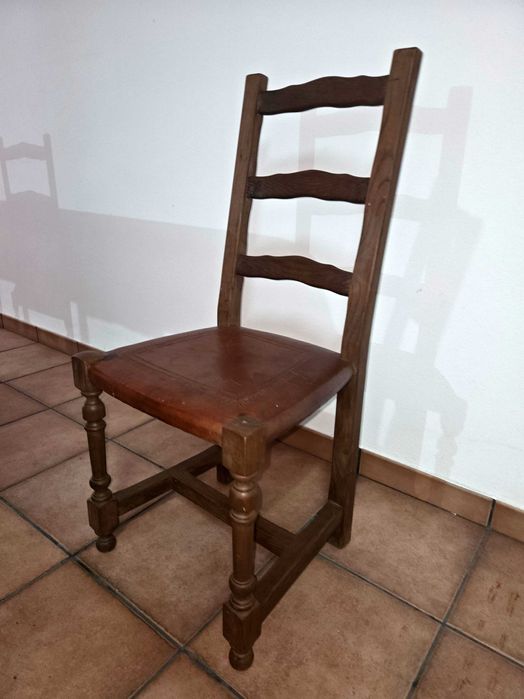 Móvel - Mesa em madeira castanho maciço com 8 cadeiras