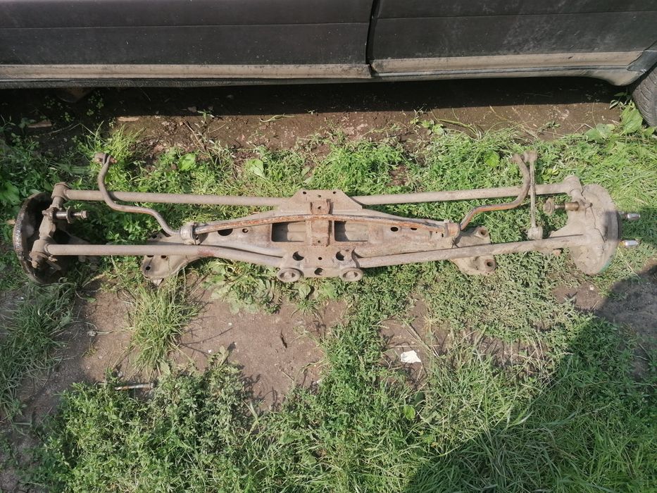 Продам задні ступиці мазда 323 ба