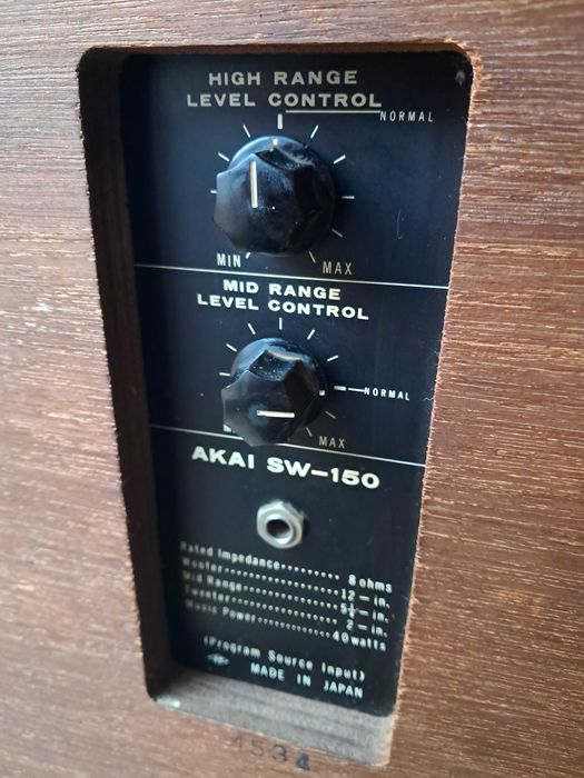 Colunas Akai SW-150