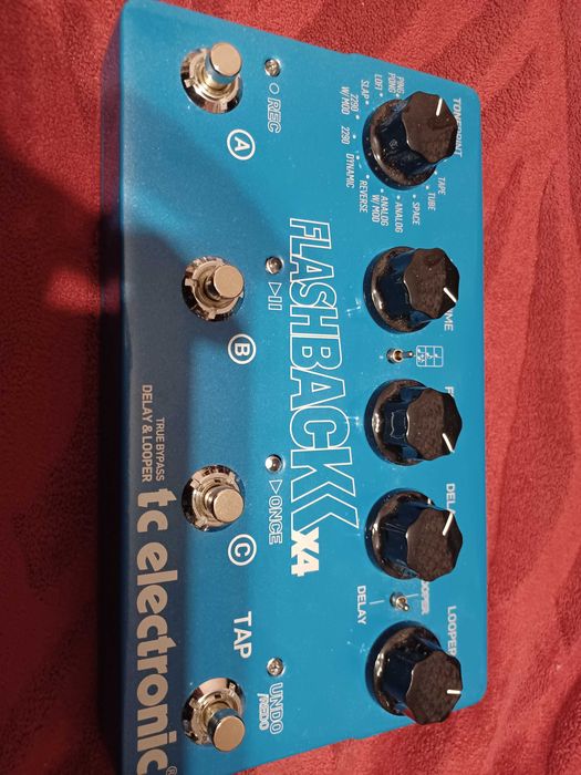 Tc Electronic Flashback X4 - efekt gitarowy typu delay