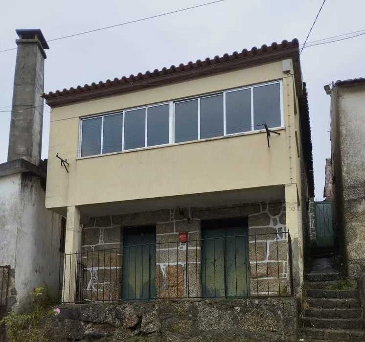 Alugo moradia com 3 quartos