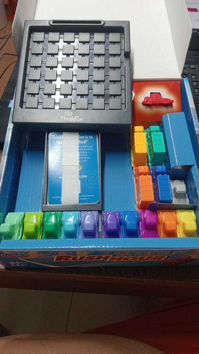 Jogo de Lógica Rush Hour ThinkFun – 40 Desafios (Cartas Seladas)