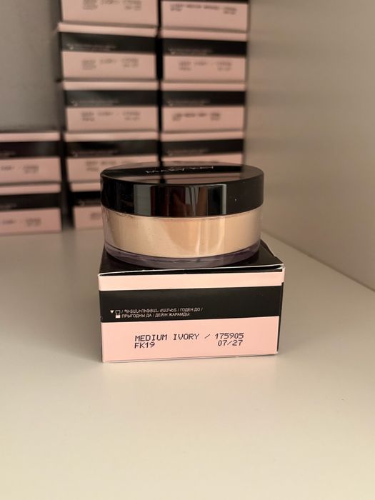Puder jedwabisty odcień Medium Ivory