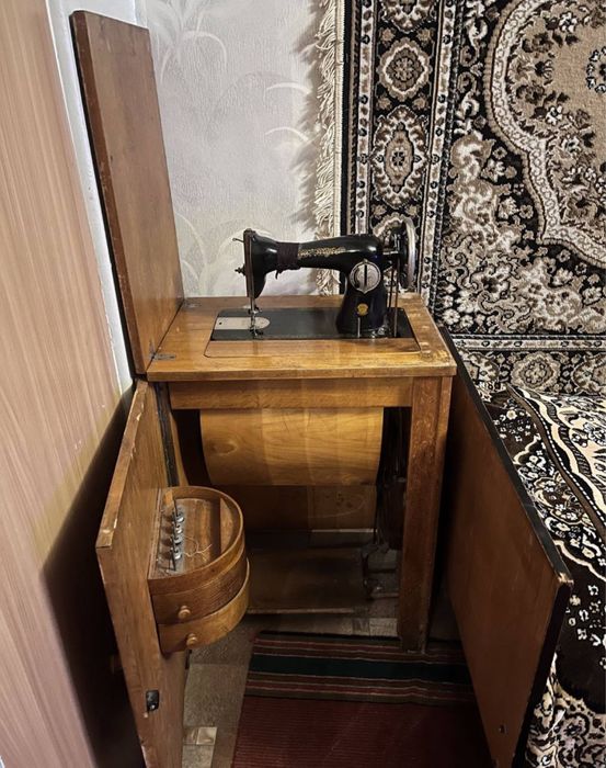 Швейна машинка з ножним керуванням