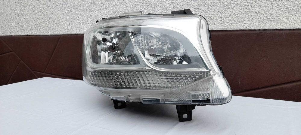 Lampa przednia - prawa  Mercedes Sprinter  A 910