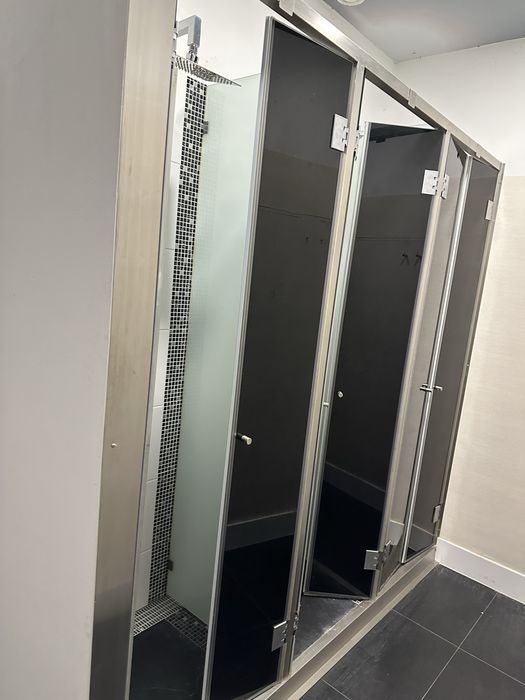 Par de portas em vidro preto ou branco com ferragens em aço e puxadores