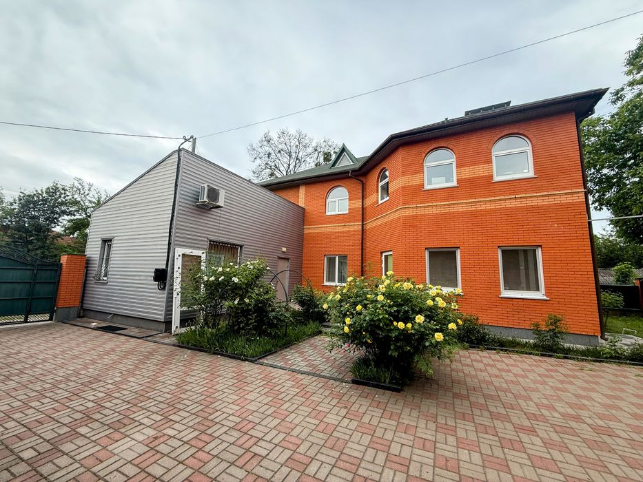 Продам будинок Центр міста  225м+ офіс + літній будинок.