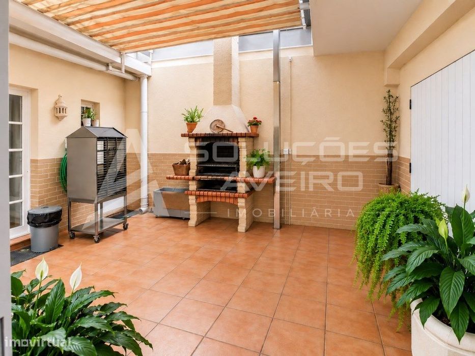 Moradia T4+1 | Piscina Coberta | Ginásio | Dois Lotes Urbanos | Cen...