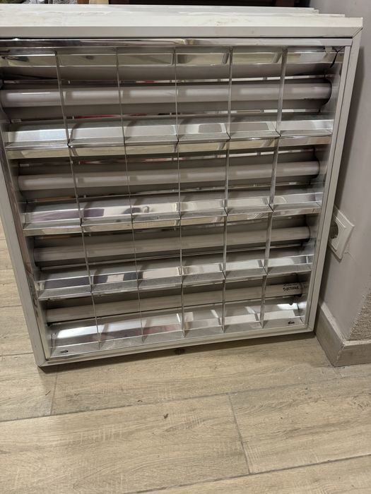 Растровий світильник разом з лампами