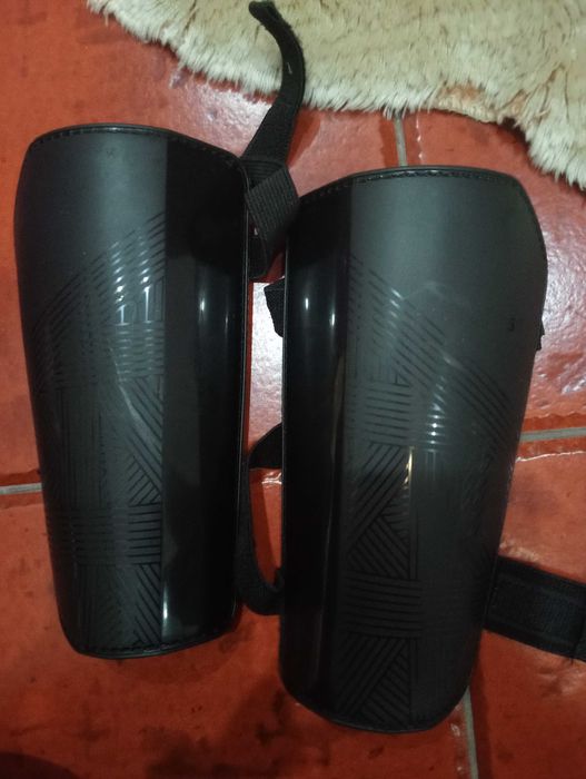 Luvas de futebol Nike. 2 caneleiras