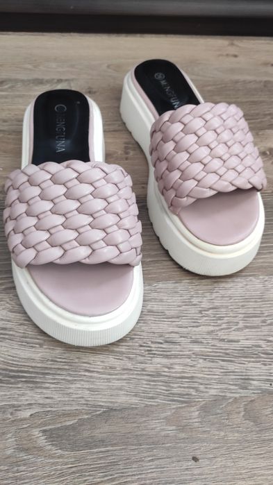 Босоніжки, шльопанці