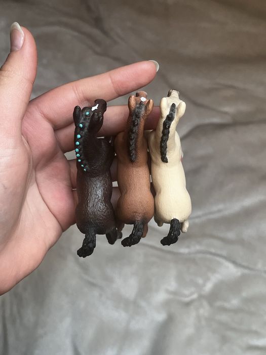Figurki źrebaki hanoweskie koń schleich
