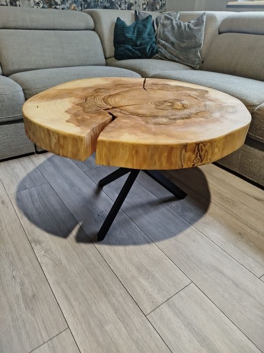 Stolik kawowy z plastra drewna jesionu
