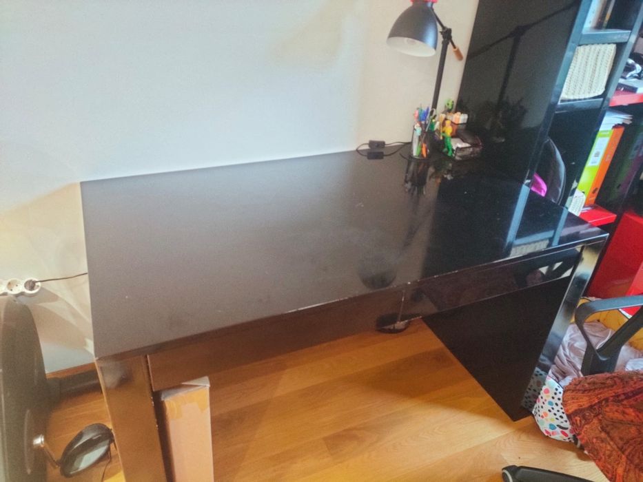 Secretária com gavetas