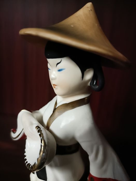 Фарфоровая статуэтка