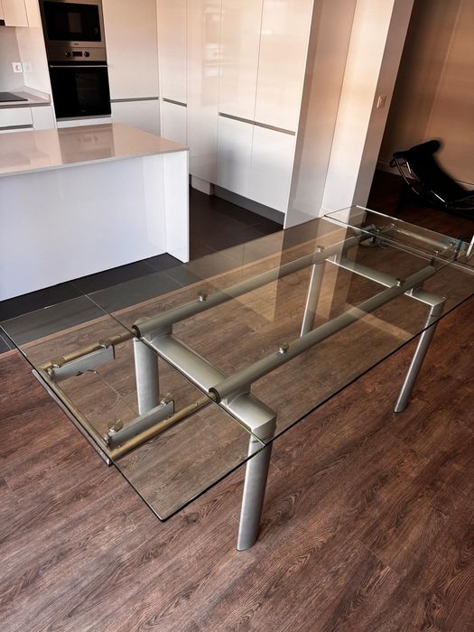 Mesa de jantar extensível em vidro temperado e metal