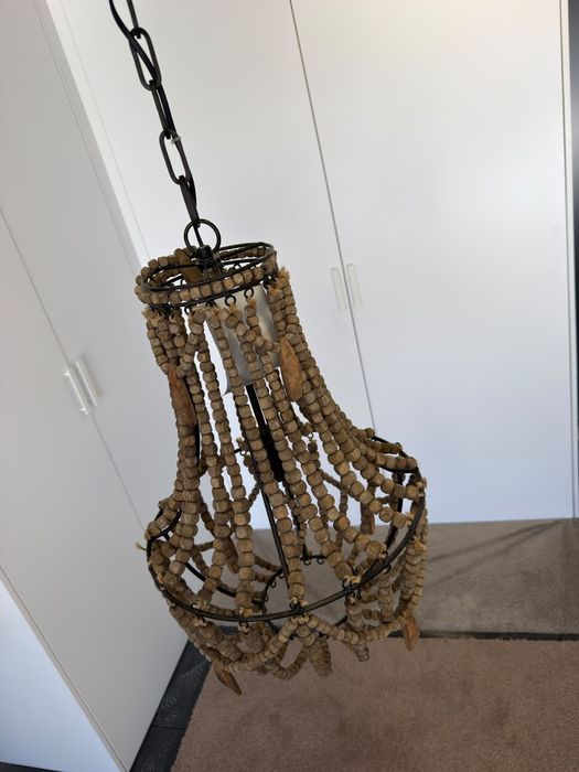 Piękna lampa z drewnianych koralików w stylu Boho