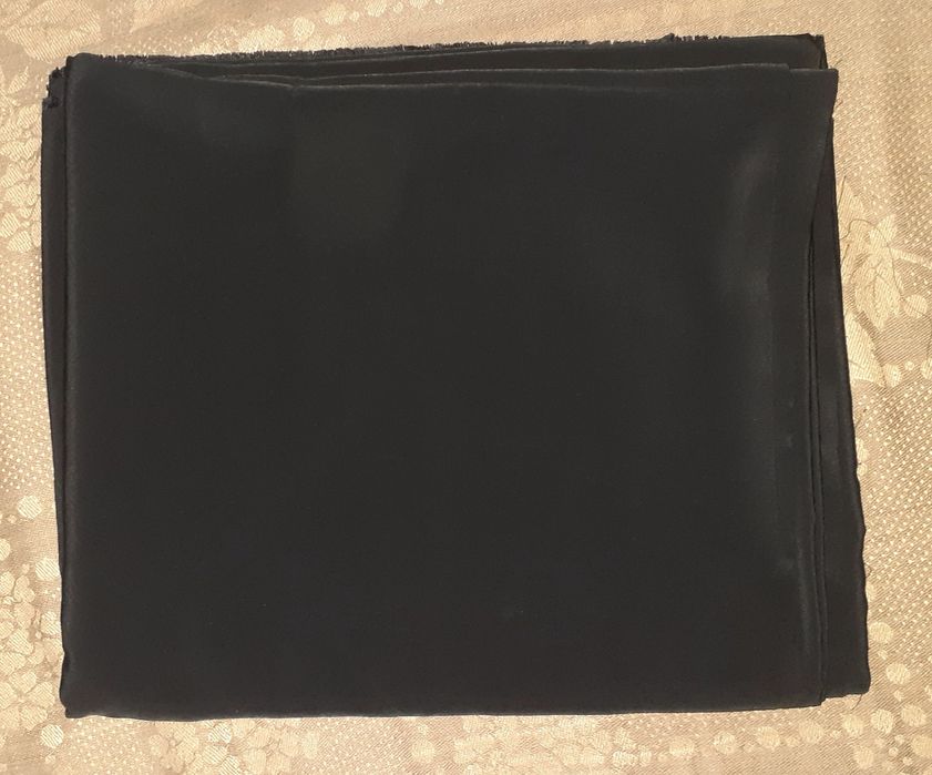 Отрез черной ткани.