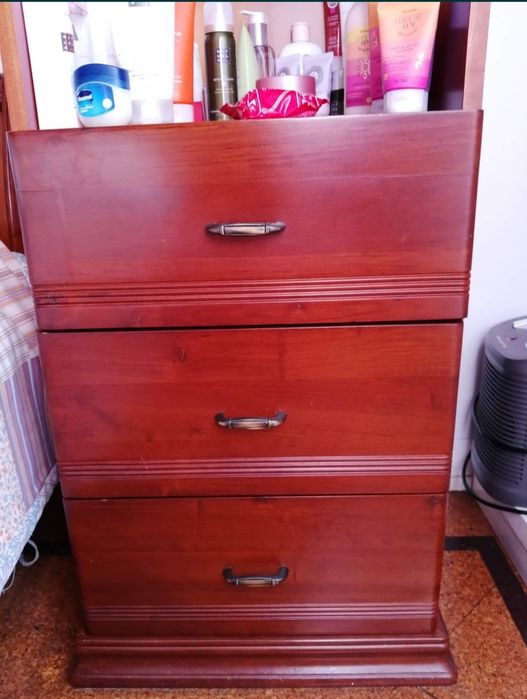 Mobília em Cerejeira (Estante e Cama)