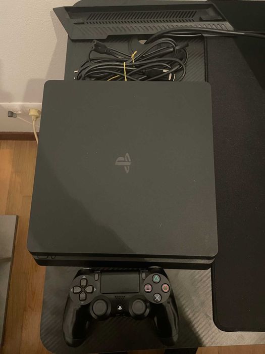 PS4 Slim com 3 jogos e 1 comando