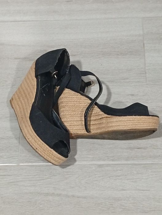 Botas brancas num 38, 15 euros, pretos num 40 preço  10