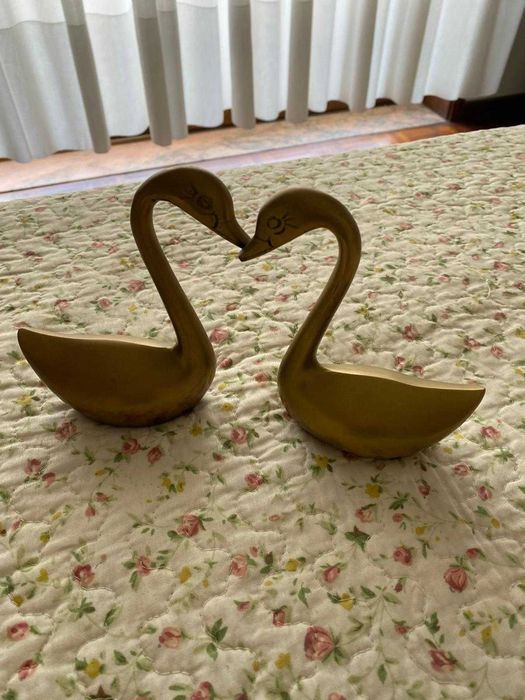 Par de Esculturas Decorativas de Cisnes em latão
