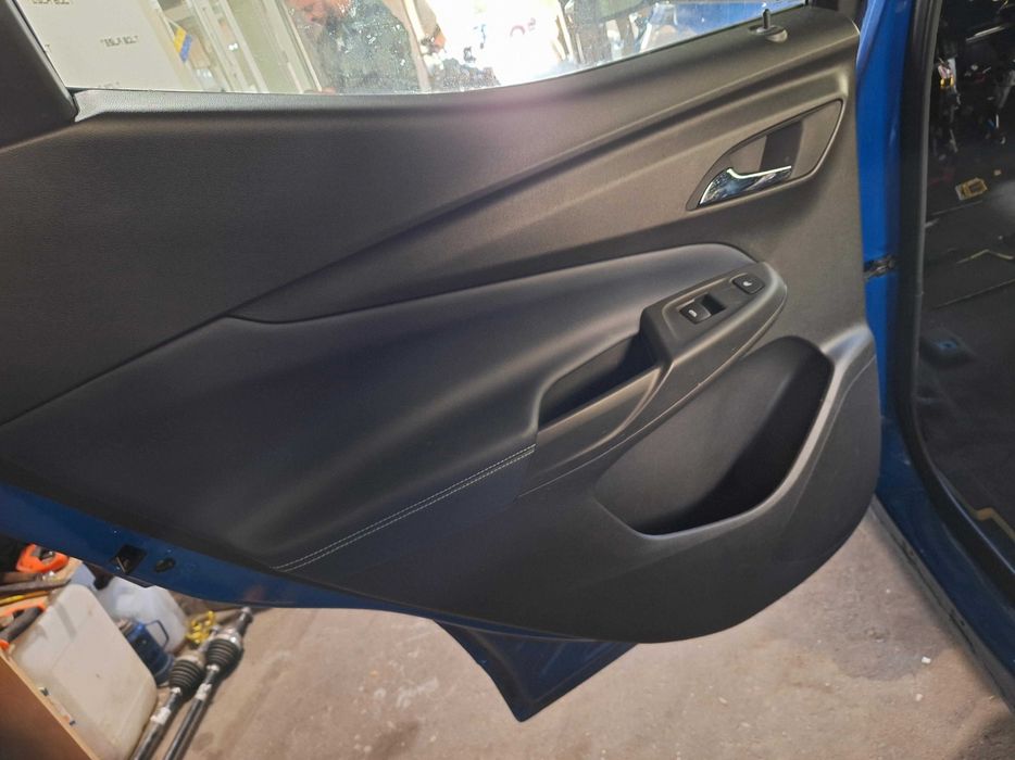 Обшивка дверей картки Chevrolet Bolt EUV 22-23